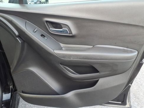 Used 2020 Chevrolet Trax LT w/ LT Convenience Package image 23