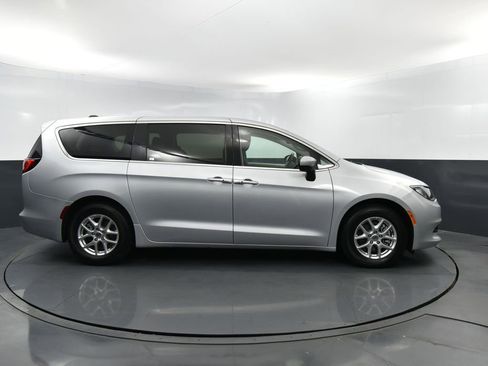 Used 2023 Chrysler Voyager LX FWD image 4