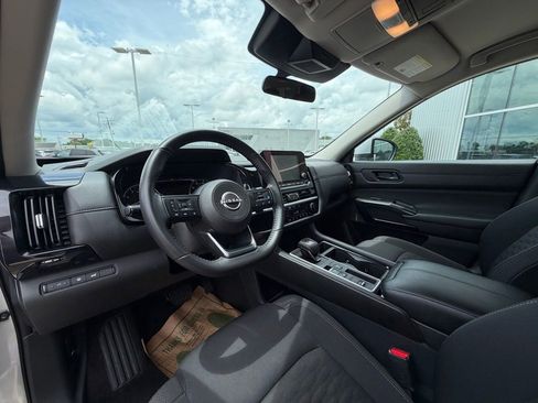Used 2025 Nissan Pathfinder SV FWD image 10