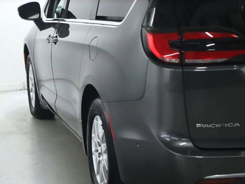 Used 2023 Chrysler Pacifica Touring-L image 40