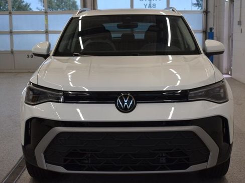 Used 2025 Volkswagen Taos SE AWD/4WD image 3