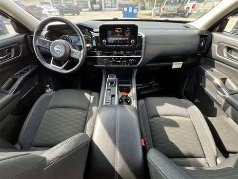 Used 2024 Nissan Pathfinder SV image 18