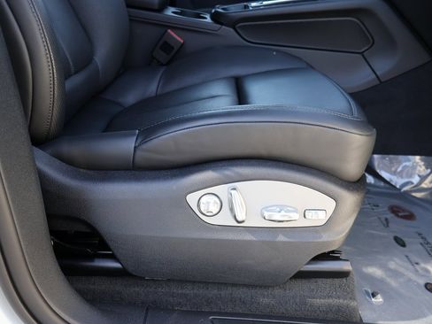 Used 2025 Porsche Macan image 11