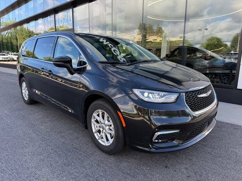 Used 2023 Chrysler Pacifica Touring-L FWD image 2