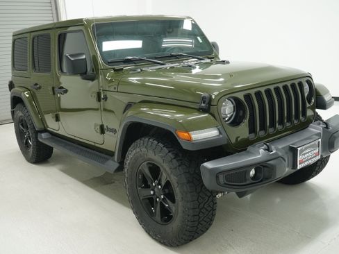 Used 2021 Jeep Wrangler Unlimited Sahara AWD/4WD image 3