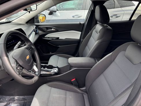 Used 2025 Chevrolet Trax LT w/ LT Convenience Package image 27