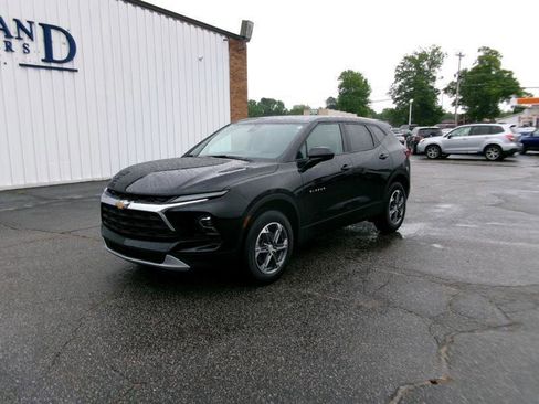 Used 2025 Chevrolet Blazer LT FWD image 2