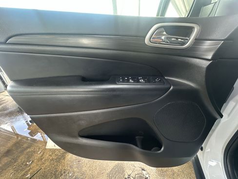 Used 2019 Jeep Grand Cherokee Laredo image 32