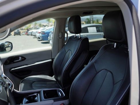 Used 2023 Chrysler Pacifica Limited image 23