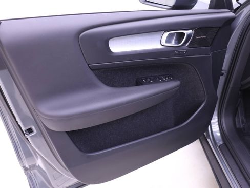 Used 2019 Volvo XC40 T5 Momentum image 14