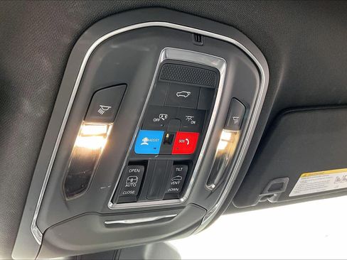 Used 2024 Jeep Grand Cherokee Altitude image 33