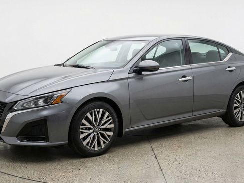 Used 2025 Nissan Altima 2.5 SV FWD image 3