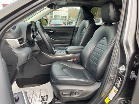 Used 2023 Toyota Highlander XLE image 16