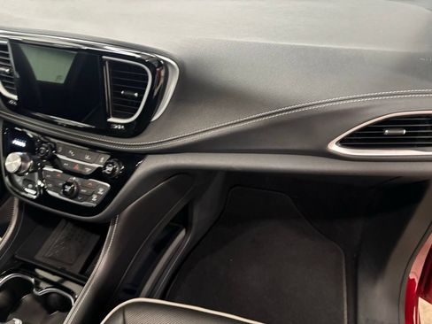 Used 2025 Chrysler Pacifica Limited FWD image 21