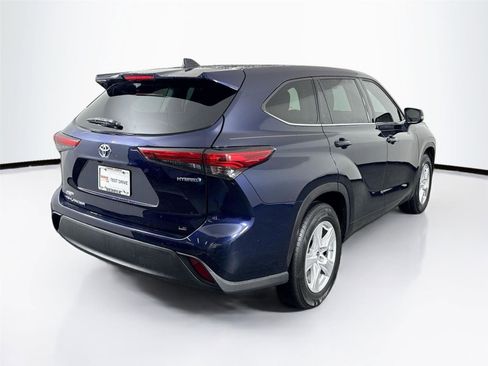 Used 2022 Toyota Highlander LE FWD image 9