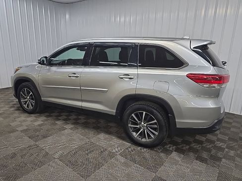 Used 2019 Toyota Highlander XLE AWD/4WD image 4