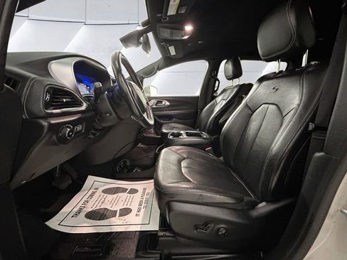 Used 2021 Chrysler Pacifica Touring-L w/ Uconnect Theater Family Group image 7