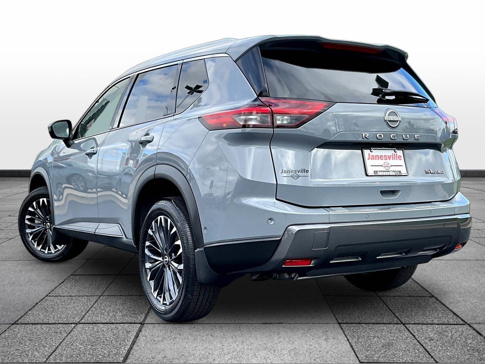 Certified 2025 Nissan Rogue SL w/ Tech Package AWD/4WD image 5