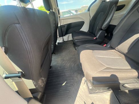 Used 2020 Chrysler Voyager LX w/ Cold Weather Group FWD image 10
