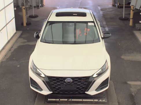 Used 2023 Nissan Altima 2.5 SR w/ SR Premium Package AWD/4WD image 3