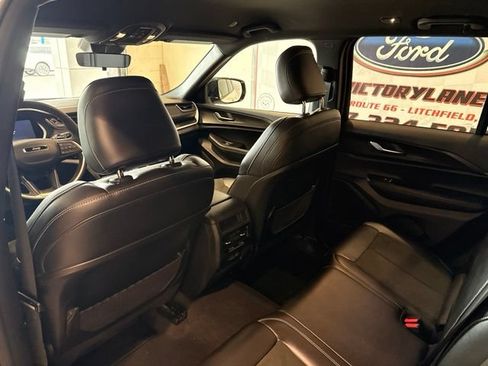Used 2025 Jeep Grand Cherokee Altitude AWD/4WD image 18