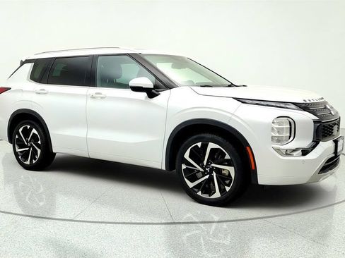 Used 2023 Mitsubishi Outlander SEL FWD image 3