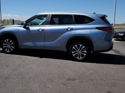 Used 2023 Toyota Highlander XLE AWD/4WD image 2
