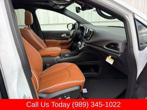 New 2026 Chrysler Pacifica Pinnacle w/ Trailer Tow Group AWD/4WD image 39