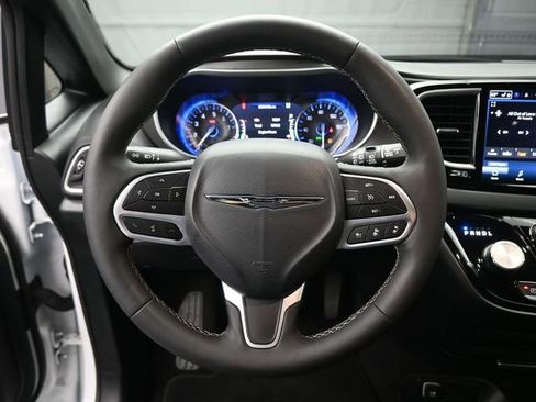 Used 2025 Chrysler Pacifica Select FWD image 28