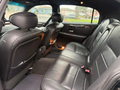 Used 2001 Lincoln Town Car Signature image 10