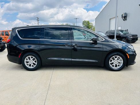 Used 2023 Chrysler Pacifica Touring-L FWD image 40