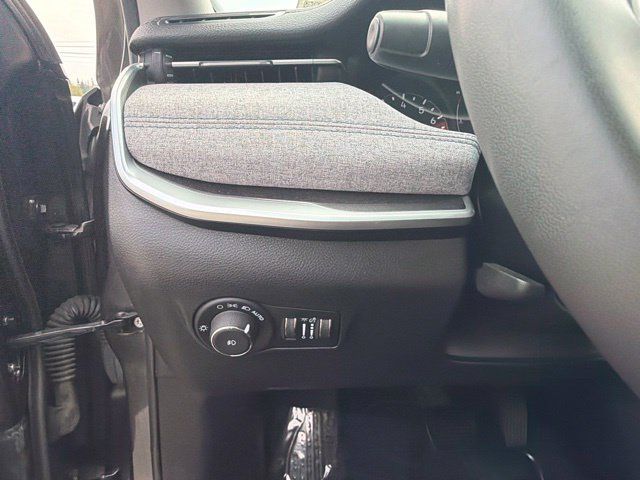 Used 2022 Jeep Compass Latitude AWD/4WD image 25