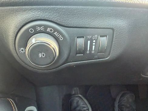 Used 2019 Jeep Compass Latitude w/ Cold Weather Group AWD/4WD image 14