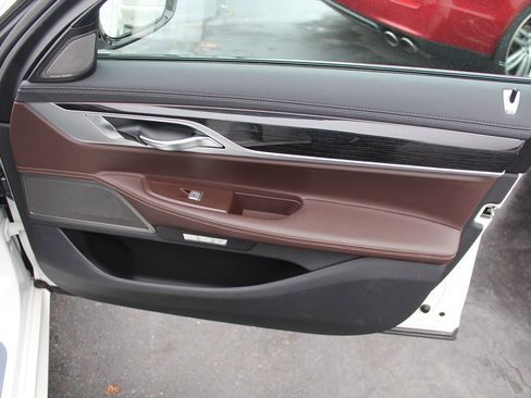 Used 2018 BMW 740i image 21