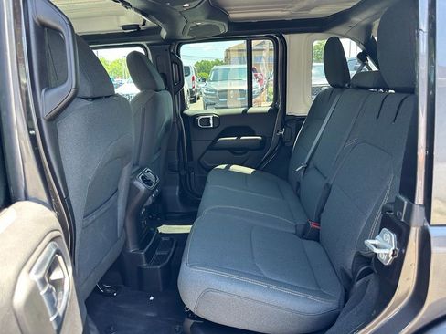 Used 2025 Jeep Wrangler Unlimited Sahara AWD/4WD image 21