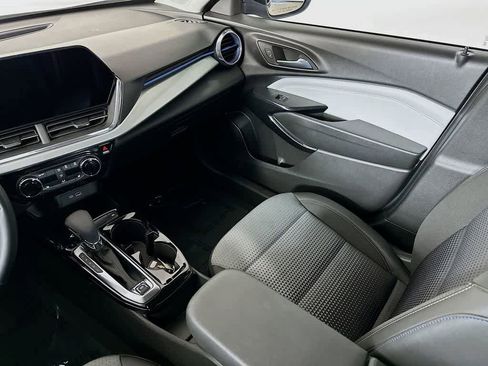 Used 2025 Chevrolet Trax LT w/ LT Convenience Package image 11