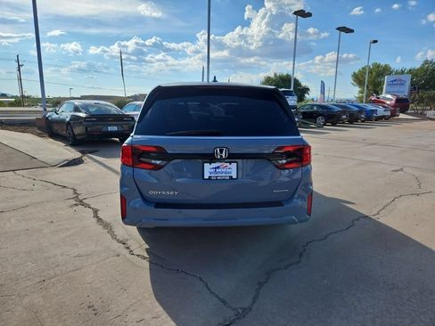 Used 2025 Honda Odyssey Touring image 3