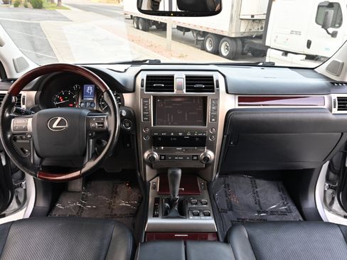 Used 2018 Lexus GX 460 Luxury w/ Preferred Accessory Package image 12