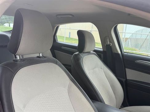 Used 2019 Ford Fusion SE w/ Equipment Group 151A FWD image 9