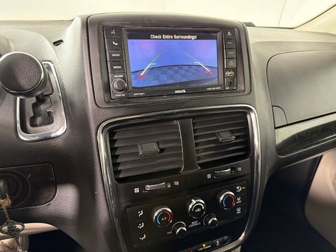 Used 2019 Dodge Grand Caravan SE w/ UConnect Hands-Free Group image 17