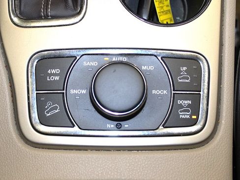 Certified 2017 Jeep Grand Cherokee Overland w/ Jeep Active Safety Group AWD/4WD image 23