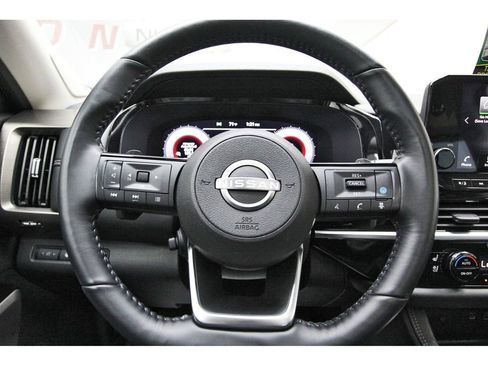 Used 2024 Nissan Pathfinder Platinum FWD image 11