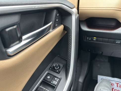 Used 2020 Toyota RAV4 Limited image 24