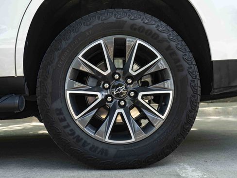 Used 2023 Chevrolet Tahoe Z71 w/ Z71 Off-Road Package AWD/4WD image 15