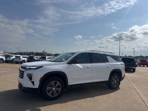 Used 2025 Chevrolet Traverse LT image 10