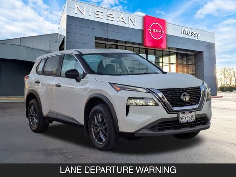 Used 2023 Nissan Rogue S image 2