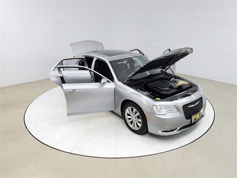Used 2018 Chrysler 300 Limited image 21