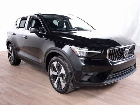 Certified 2025 Volvo XC40 B5 Plus image 3