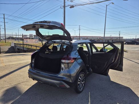 Used 2021 Nissan Kicks SV image 10