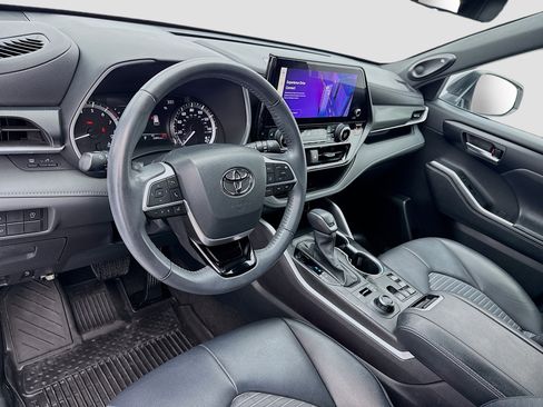 Used 2024 Toyota Highlander XSE image 7